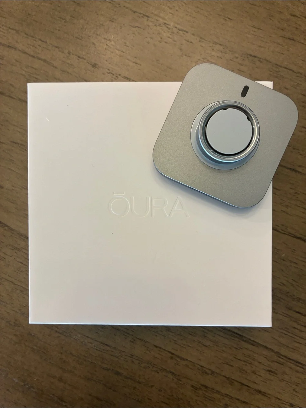 Oura 4 - Size 8 - Brushed Silver + Ring Charger + Charging Cord